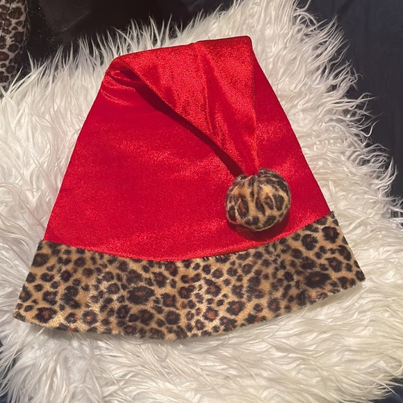🤶🏽 Leopard / Cheetah Print Fur Trim Santa Hat & Gloves - Picture 5 of 7